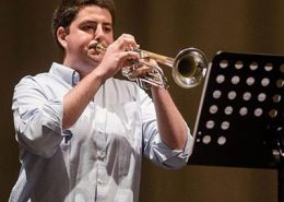 José Carrilho tocando trompete