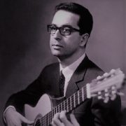 José Duarte Costa com guitarra clássica