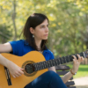 Guitarrista Maria Correia tocando guitarra clássica
