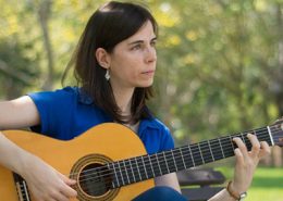 Guitarrista Maria Correia tocando guitarra clássica