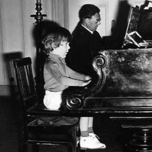 Artur Pizarro aos 3 anos com o professor Campos Coelho