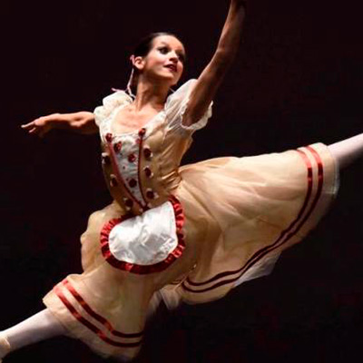 Jovem bailarina Carolina Costa
