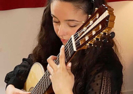 Alice Brandão, guitarrista, de Barcelos, créditos Galérie des Luthiers