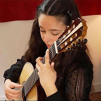Alice Brandão, guitarrista, de Barcelos, créditos Galérie des Luthiers