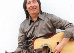 Armando Gama, cantautor